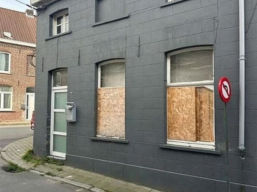 Totaal te renoveren woning te Ronse.<br />
Deze half open bebouwing is gelegen in de Gasmeterstraat, vlakbij het centrum van Ronse.<br />
Voor meer in