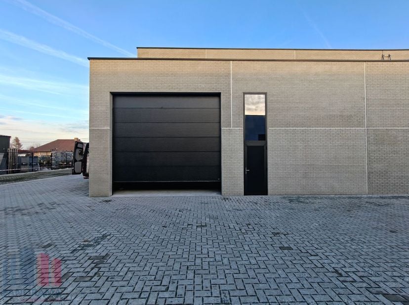 Nieuwbouw KMO-unit met een oppervlakte van 138 m² te koop langs de Hoogledestraat te Kortemark.<br />
<br />
De casco opslagruimte opgebouwd uit een s