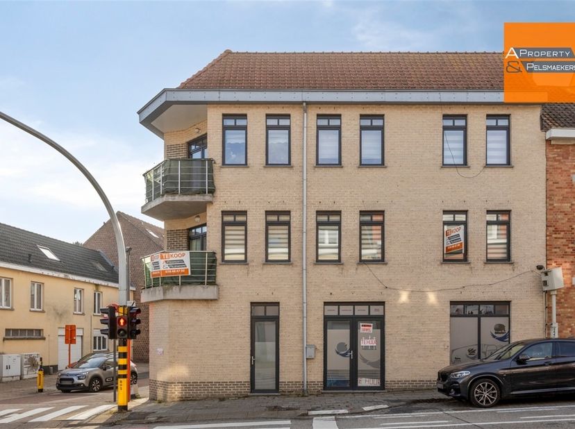 Lichtrijk 2 slaapkamer appartement met garagebox.<br />
BOD AANVAARD<br />
In een recent en klein gebouw van 2017  ZONDER LASTEN vindt u dit instapkla