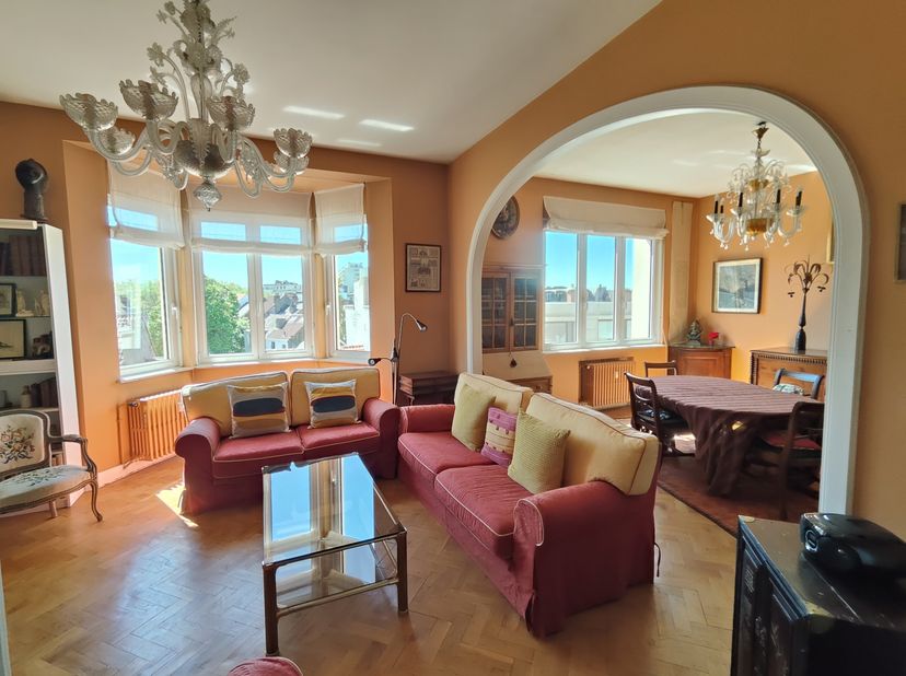 <br />
Schitterend gemeubeld appartement van 150 m², een echte topper, nabij het Châtelainplein.<br />
Gelegen op de 4de verdieping van een mooi gebou