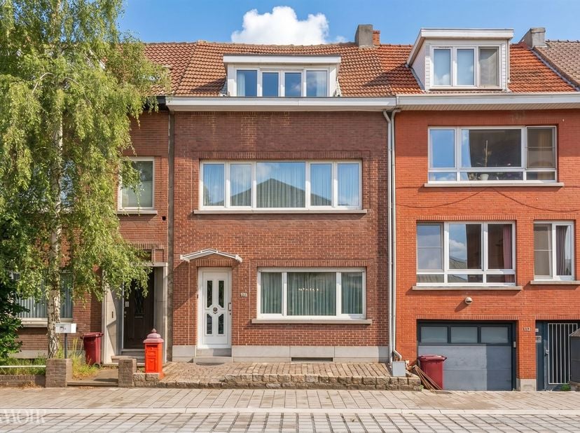 Deze ruime woning is centraal gelegen nabij winkels, scholen, openbaar vervoer en belangrijke invalswegen. Dankzij deze gunstige ligging geniet u van