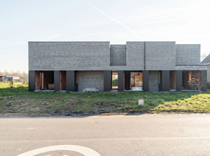 Deze prachtige halfopen nieuwbouwwoning biedt maar liefst 198 m² aan woonruimte op een perceel van 833 m². Vanaf het moment dat je binnenkomt, voel je