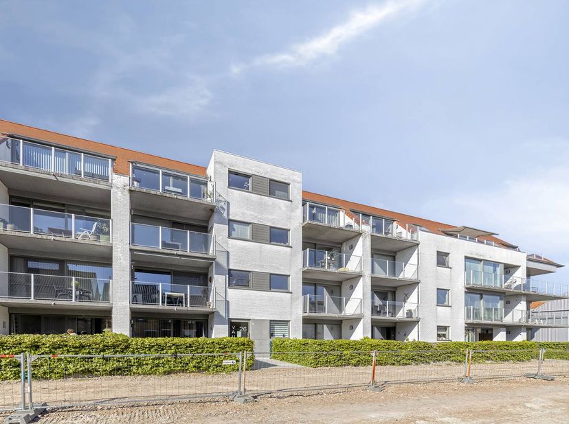 Appartement spacieux (90 m²) avec deux chambres spacieuses, une terrasse et un sous-sol situé au premier étage. Très économe en énergie, près du centr