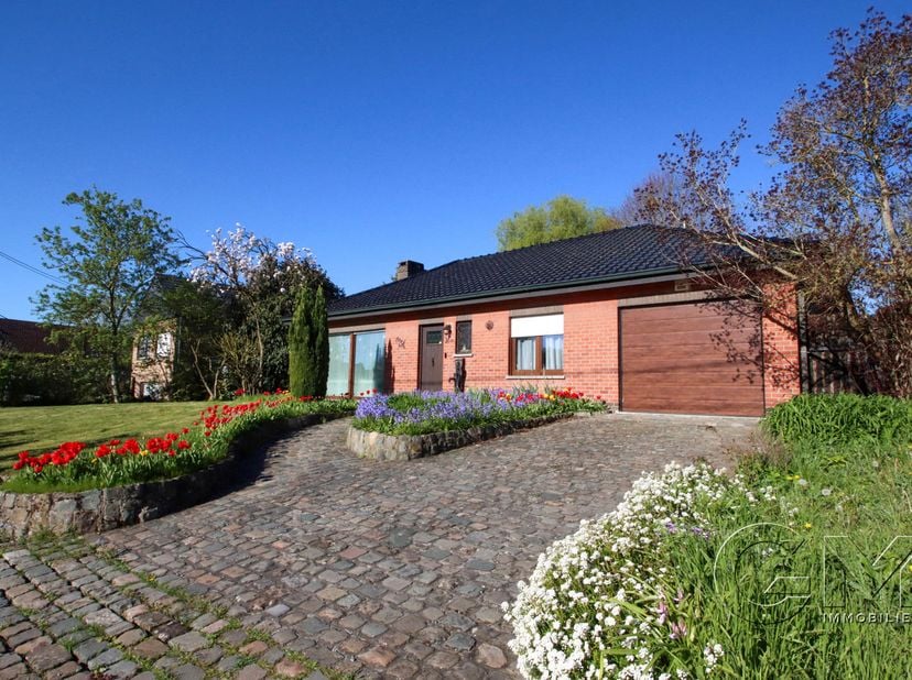 ESTAIMPUIS<br />
Rue de la Bouteillerie<br />
Dans un secteur prisé et résidentiel, retrouvez cette villa plain-pied de 215 m², composée comme suit :<