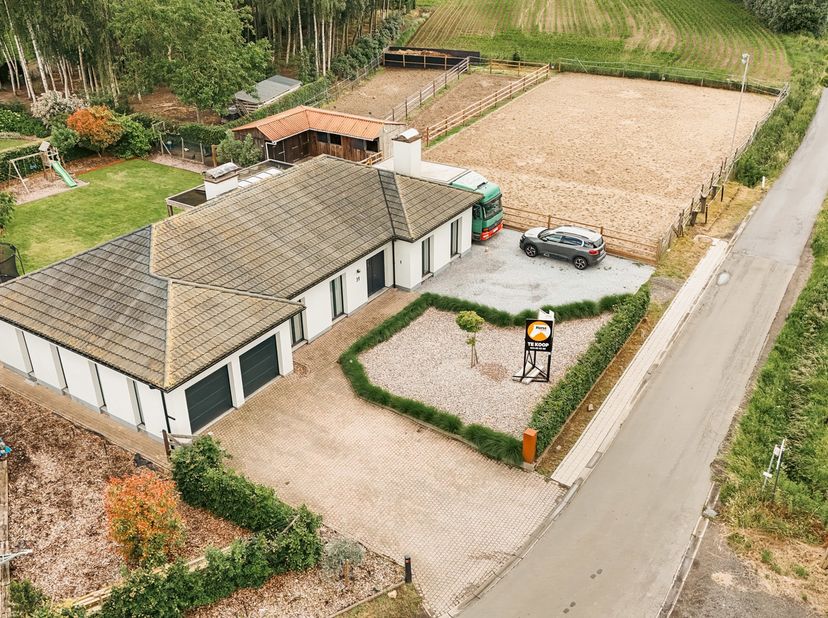 VRASENE - Recent gerenoveerde woning met paardenstallen <br />
In een rustige en groene omgeving te Vrasene bevindt zich deze volledig gerenoveerde la