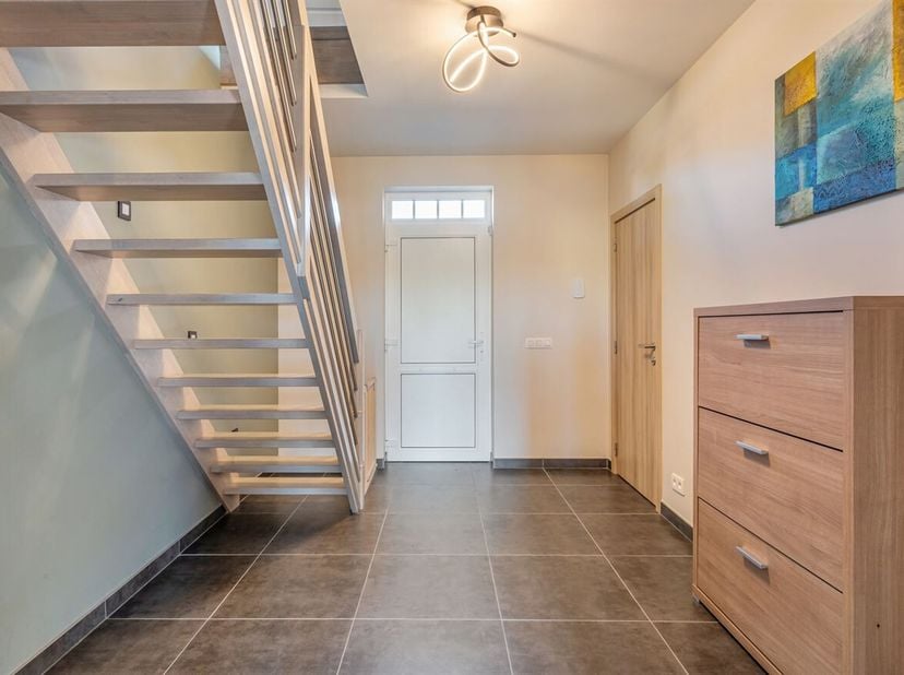 Belle maison individuelle à vendre à Pelt, où l'espace, le confort et l'efficacité énergétique sont essentiels.<br />
Grâce aux grandes fenêtres, la m