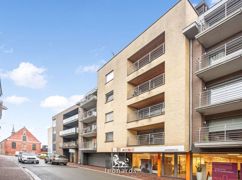 Dans la Ieperstraat 31 se trouve cet agréable appartement avec un vaste et lumineux séjour et une cuisine ouverte, offrant une disposition pratique et