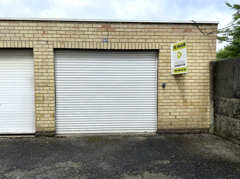 Garage te huur in Roeselare. Gelegen achter een appartementsgebouw residentie Carmen. De garage is  onmiddellijk vrij en voorzien van een automatisch