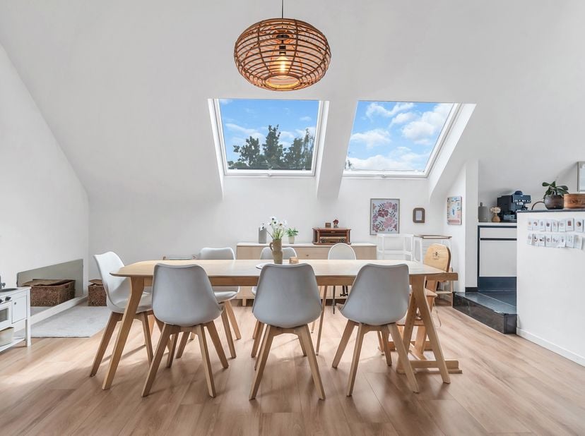 Dit ruime duplex-appartement combineert een praktische indeling met een aangename woonoppervlakte van maar liefst 160 m². Dankzij de doordachte opbouw