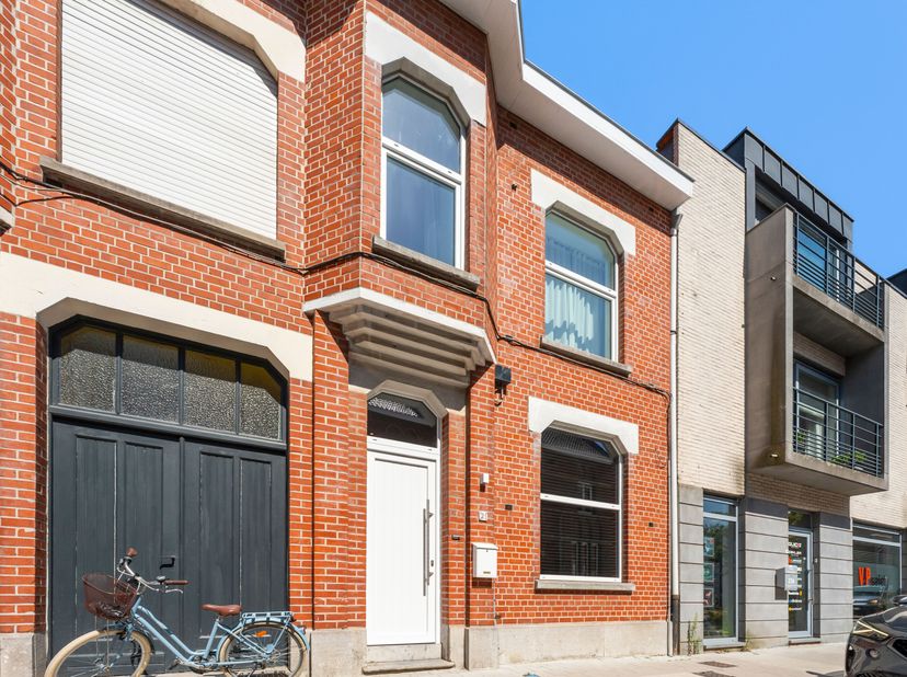 Gerenoveerde woning in Bissegem te koop !<br />
We betreden deze woning via de inkomhal met authentieke elementen en komen binnen in de leefruimte. De