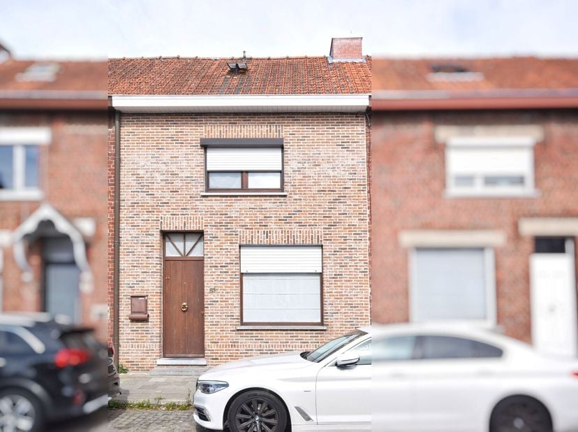 Bent u op zoek naar een gezellige gezinswoning in het hart van Roeselare? Dan is deze instapklare rijwoning precies wat u zoekt. Gelegen in een rustig