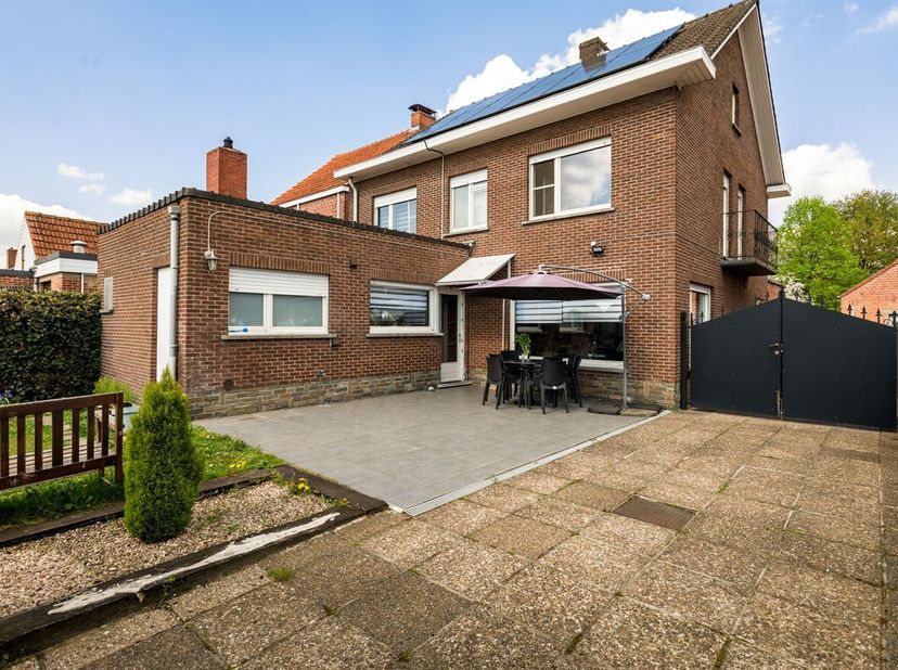 Nabij het centrum gelegen ruime woning met een kantoor of 2e woonkamer met aparte toegang. Goede bereikbaarheid en parkeergelegenheid voor en naast de