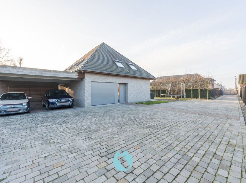 Deze recente, volledig instapklare villa combineert hedendaags comfort met een uitzonderlijke ligging in het hart van Zomergem.<br />
Het dorpscentrum