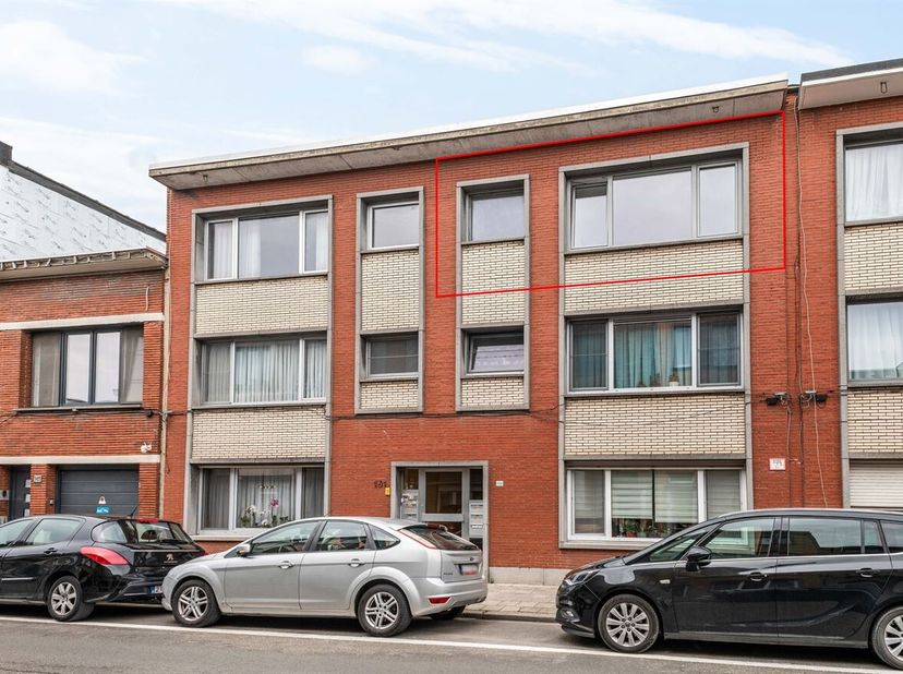 Het appartement bevindt zich op de tweede verdieping van een kleinschalig gebouw zonder lift in de Van Duyststraat te Deurne. Gelegen op een centrale
