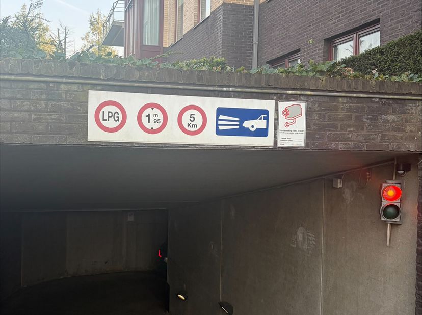 Parkeerplaats in de wijk Marcel Thiry