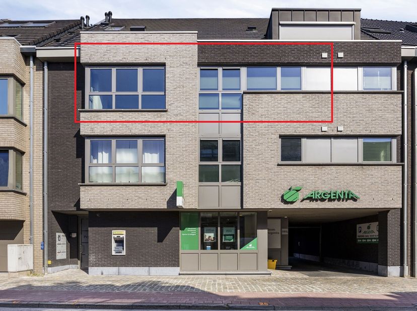 Dit appartement geniet van een schitterende ligging in het centrum van Erembodegem vlakbij verschillende winkels, openbaar vervoer (bus en trein), sch