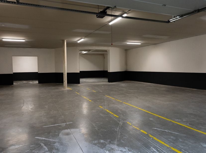 Emplacement et accessibilité<br />
• À 4,7 km de l’E313<br />
• Arrêt de bus à 200 m, gare de Testelt à 9,6 km<br />
• Connexion rapide au centre-vill