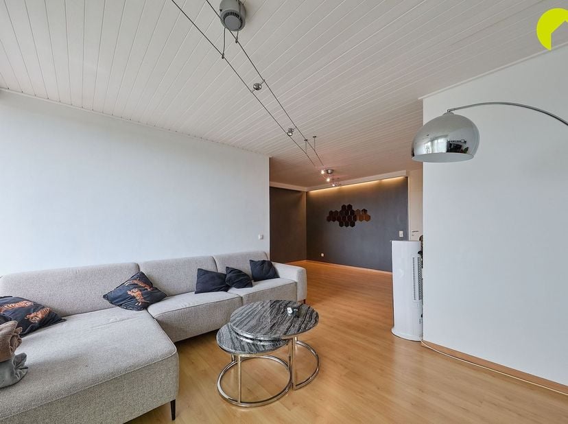 Cet appartement lumineux de 2 chambres (85 m²), prêt à emménager, situé au 5e étage de la résidence « Ter Borcht », se trouve dans le quartier Molenve
