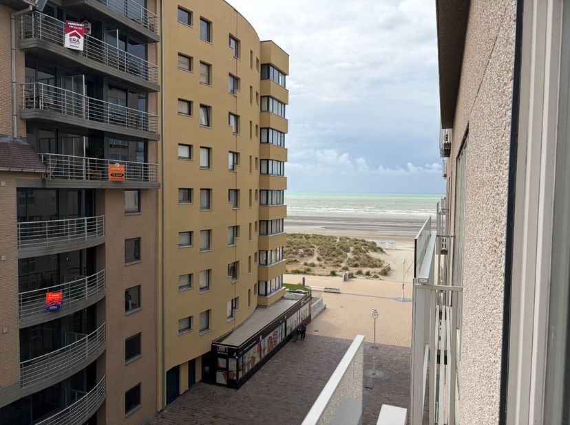 Dit instapklare appartement bevindt zich op een toplocatie in Nieuwpoort-Bad, in een rustige zijstraat van de Zeedijk, met zuidgerichte oriëntatie en