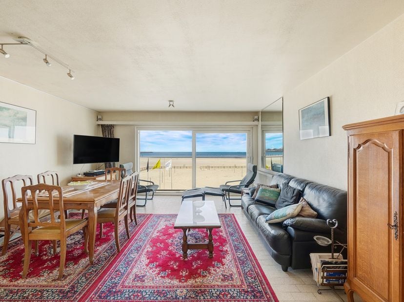 Dit te renoveren appartement geniet van een uitzonderlijke ligging op de zeedijk en biedt een prachtig frontaal zeezicht. Vanuit de leefruimte geniet