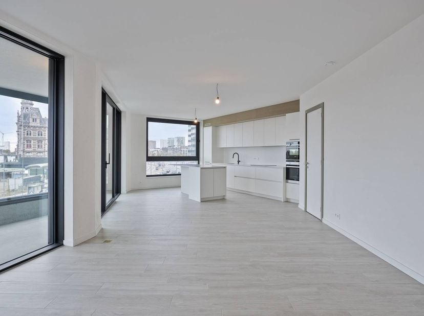 Cet appartement situé au deuxième étage bénéficie d'un emplacement privilégié à Anvers et offre une vue unique sur l'Escaut et le port de plaisance de
