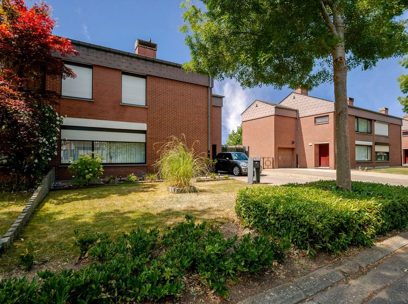 INSTAPKLARE GEZINSWONING MET 4 SLAAPKAMERS EN VERNIEUWDE KEUKEN &amp; BADKAMER TE PAAL (BERINGEN)<br />
Bent u op zoek naar een instapklare gezinswoning