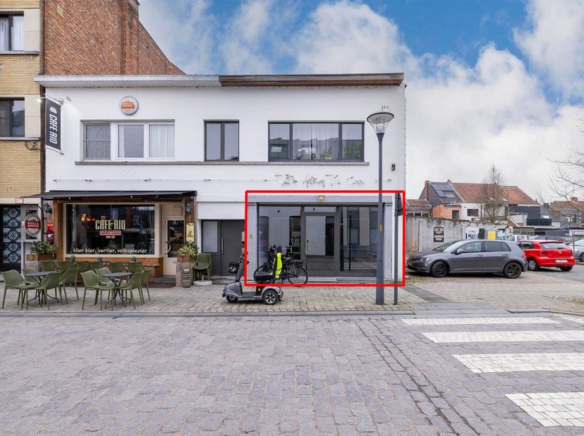 Rez-de-chaussée commercial (161m²) avec sous-sol dans le centre d'Herentals<br />
<br />
Ce rez-de-chaussée commercial spacieux et prêt à l'emploi (