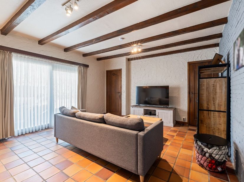 Woning met twee slaapkamers te koop in rustige omgeving in Waregem Deze gezellige en instapklare woning is rustig gelegen in Waregem en biedt een prak