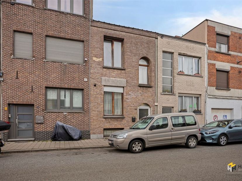 Instapklare woning (168m²) met 5 slaapkamers en tuin in Deurne.<br />
Het pand dankt zijn uitstekende mobiliteitsscore aan de centrale ligging nabij d