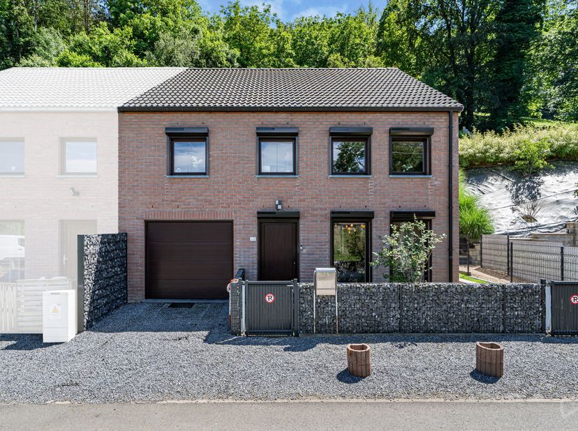 We Invest Huy vous présente cette confortable habitation 3 façades construite en 2014 avec 3 chambres et un garage située à Gives(Huy). Elle allie con