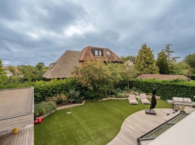 In een rustige en residentiële wijk bevindt zich deze gerenoveerde villa op een perceel van ca. 700 m².&amp;nbsp; Grote raampartijen zorgen voor natuurlij