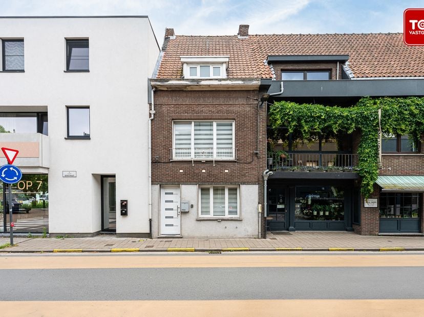 Deze woning is gelegen in het centrum van Oostakker met op enkele stappen tal van winkelgelegenheid en openbaar vervoer.<br />
Op het gelijkvloers bev