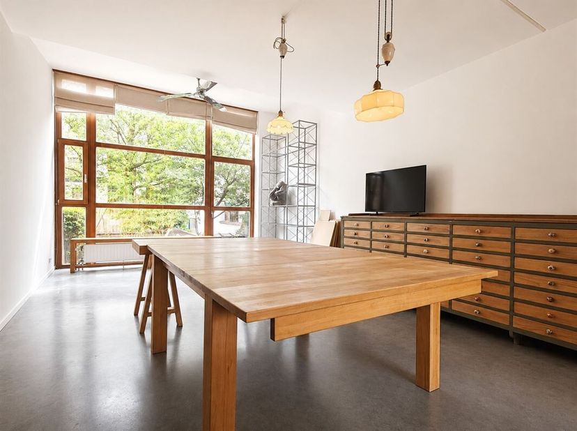 Vlakbij het Flageyplein - Schitterend huis met 1 slaapkamer, een grote semi-gemeubileerde werkkamer en een terras van +/- 120m² bestaande uit In het s