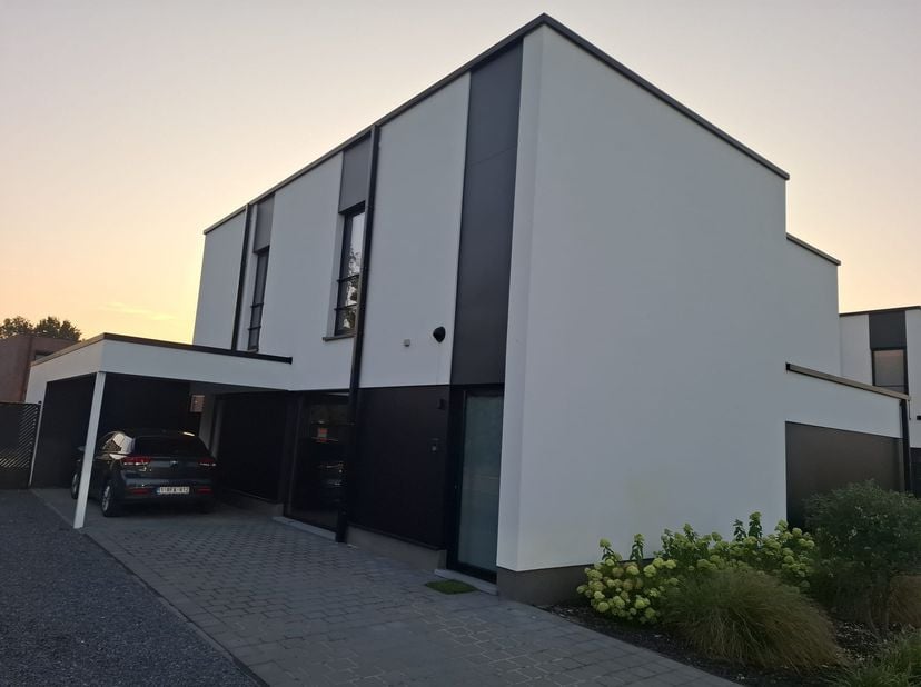 Op zoek naar een moderne, instapklare en rustig gelegen woning? Deze prachtige halfopen bebouwing in Wijchmaal, gebouwd in 2023, biedt alles wat je no