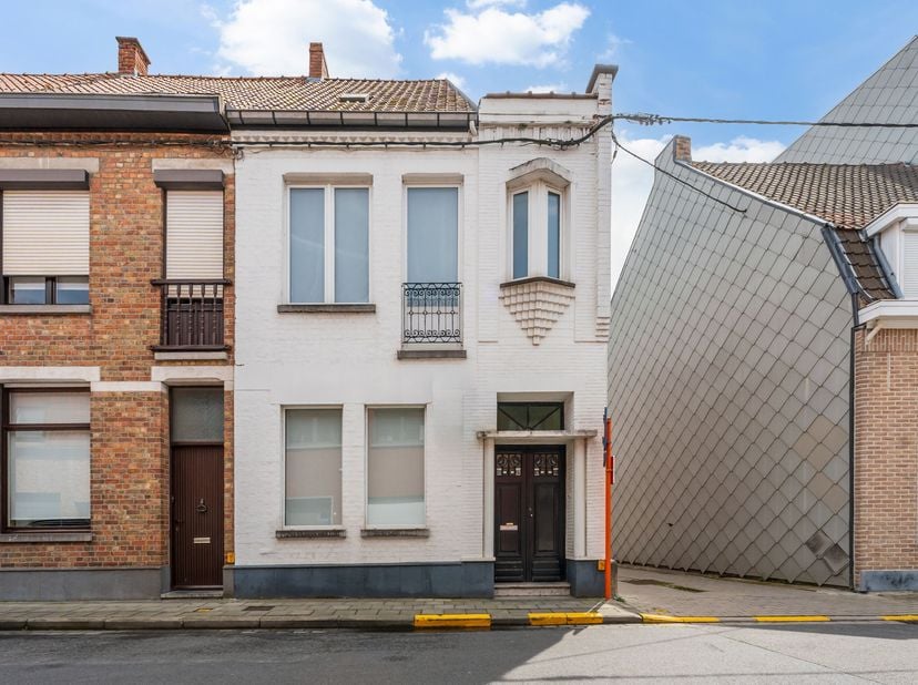 Charmante stadswoning in centrum Wevelgem te koop<br />
Je betreedt de woning via de inkomhal met toegang tot de kelder en een apart toilet. Vervolgen