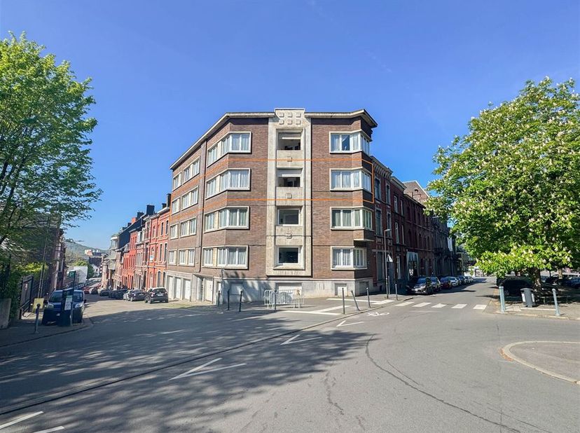 Situé au coeur du centre-ville de Charleroi, cet appartement spacieux de ±155m² (superficie PEB) se trouve au 3ème étage dun immeuble de standing avec