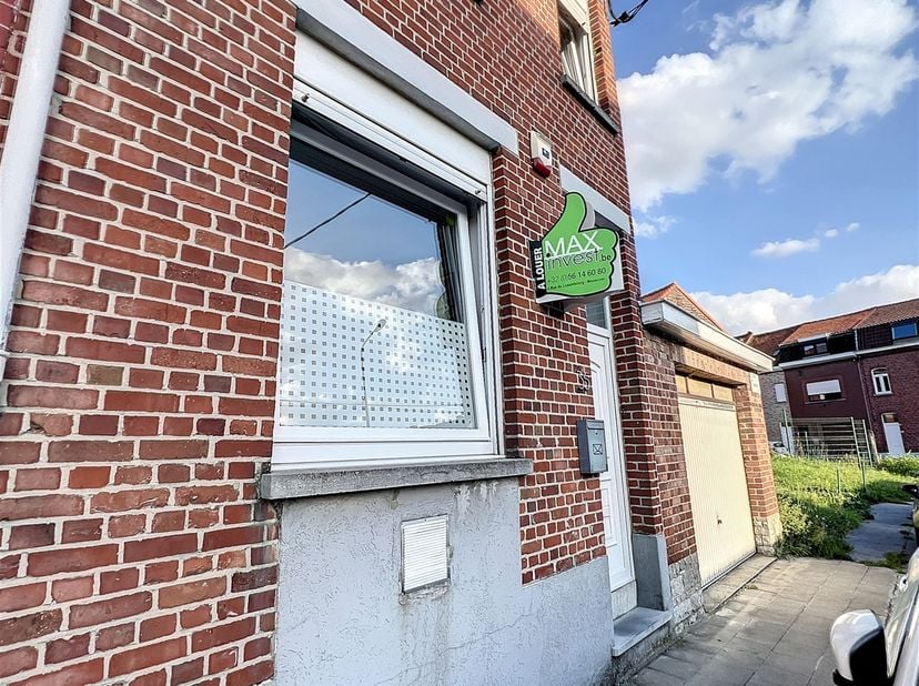 Jolie maison rénovée avec 3 chambres et jardin<br />
Composition: <br />
séjour avec salon et salle à manger, cuisine semi équipée (four, taques, hott