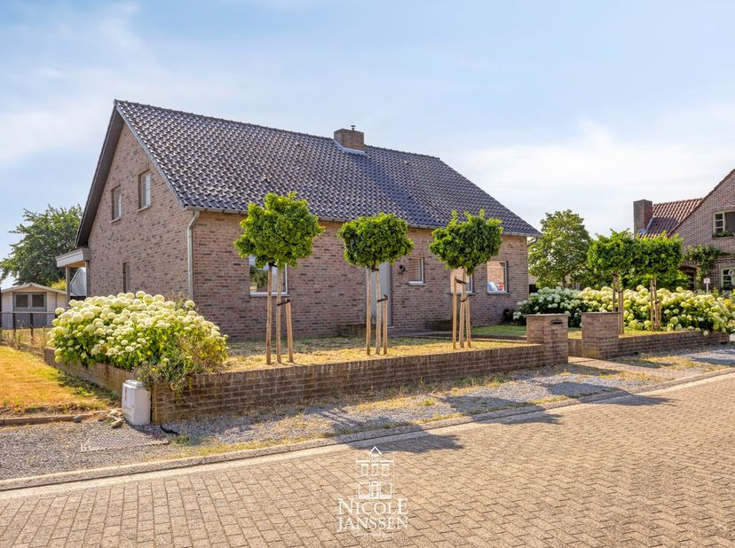Deze ruime gezinswoning met tuin biedt de mogelijkheid om volledig gelijkvloers te wonen.  De luchtige leefruimte met zonnige tuinkamer en gloednieuwe