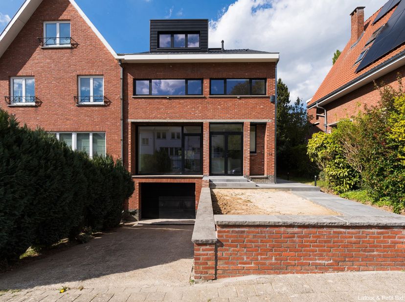 WOLUWE-SAINT-PIERRE – À proximité immédiate du parc Parmentier, des transports en commun, dans un quartier calme et agréable, magnifique maison entièr