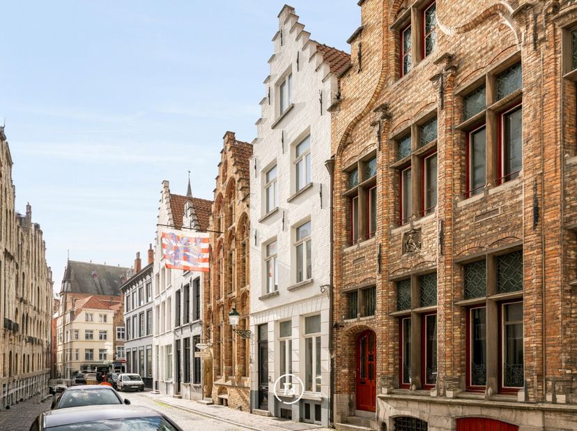 Deze karaktervolle herenwoning, volledig gerenoveerd in 2018, biedt een harmonieuze combinatie van tijdloze elegantie en hedendaags wooncomfort. <br /