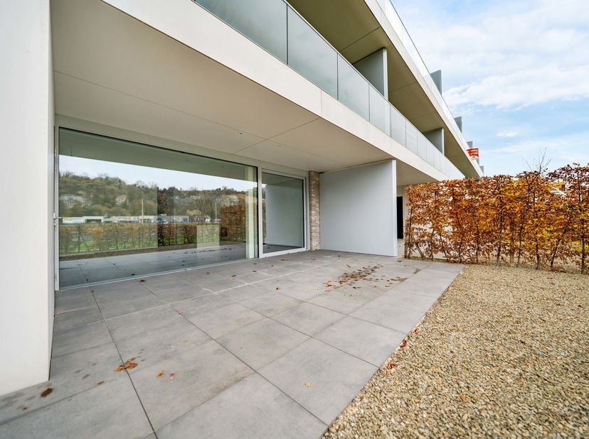 Ontdek dit prachtige appartement, ideaal gelegen in Hermalle-sous-Argenteau in een prestigieus gebouw. Geniet van een uitzonderlijke leefomgeving, dic