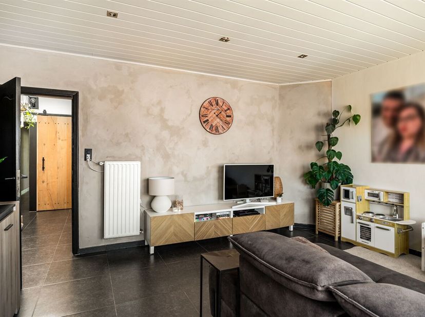Dit appartement bevindt zich op de eerste verdieping van een kleinschalig gebouw, gelegen aan de Generaal Slingeneyerlaan in Deurne. Dankzij de nabijh