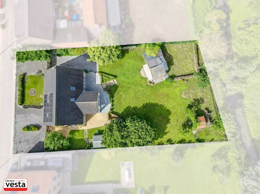 Deze ruime tweewoonst ligt in het rustige Wange, deelgemeente van Landen, op een steenworp van het centrum van Landen, Tienen en de oprit van de E40.