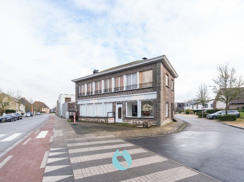Karakteristiek handelspand met woonfunctie in het centrum van Lovendegem.<br />
Dit handelspand combineert karakter, ruimte en een waaier aan mogelijk