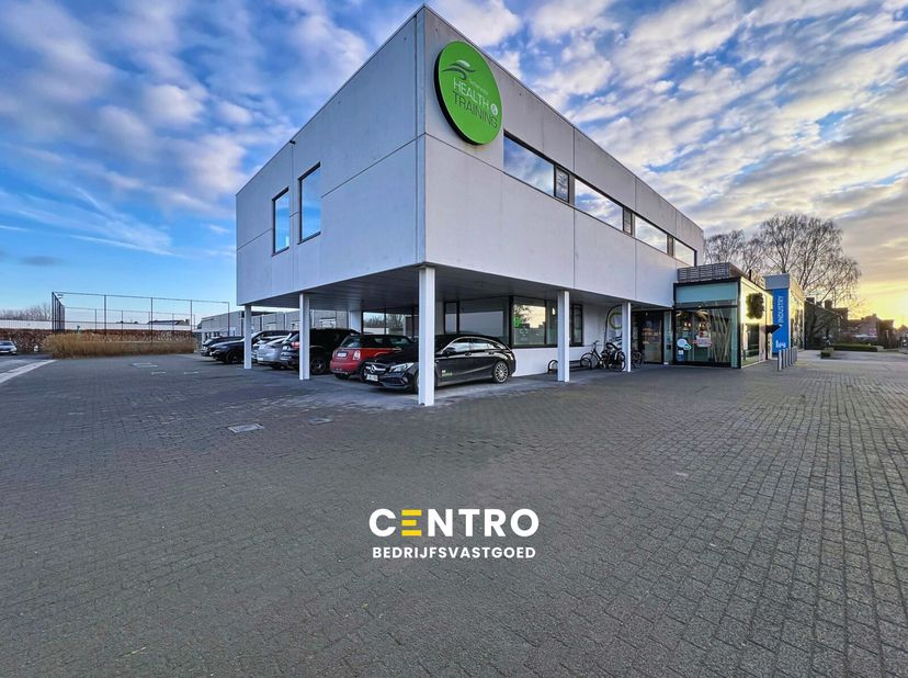 INDELING:<br />
Gelijkvloers:<br />
Gemeenschappelijk: 25-tal parkeerplaatsen - centrale inkomhal - ontvangstbalie - wachtruimte - sanitair.<br />
Pri