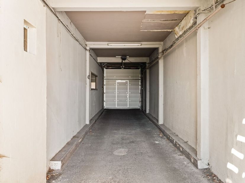 Op de Sterckshoflei in Deurne vind je 4 grote opslagruimtes, 1 kantoorruimte en parkingmogelijkheden op een terrein van 567 m² (geregistreerde oppervl