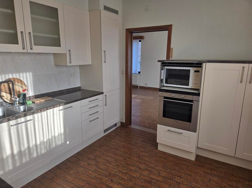 Ruim, rustig gelegen appartement met voldoende parking en garage. Airco aanwezig. Groot terras in het hartje van Nieuwerkerken. Op wandelafstand van s