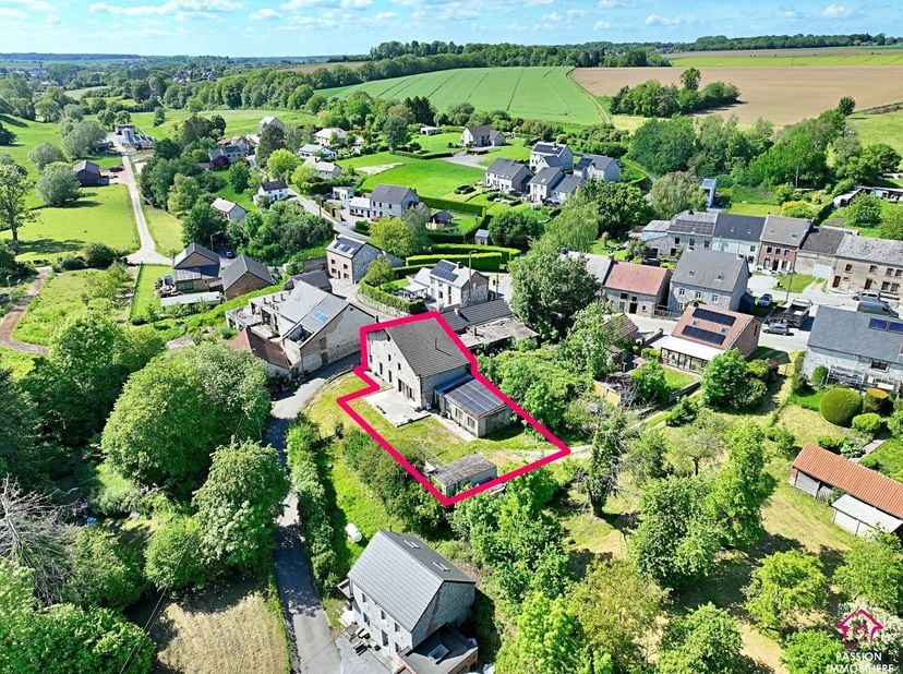 Charmante maison 3 façades à parachever avec entrepôt. Celle-ci se situe dans le village de Scry et est érigée sur une parcelle de 6 ares 80 ca.<br />