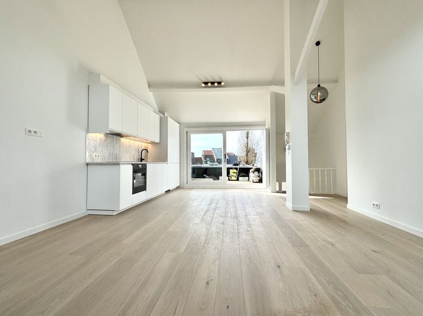 Appartement entièrement rénové (1ère occupation après rénovations) de près de 80 m² très bien situé à proximité immédiate du Cimetière d'Ixelles et de