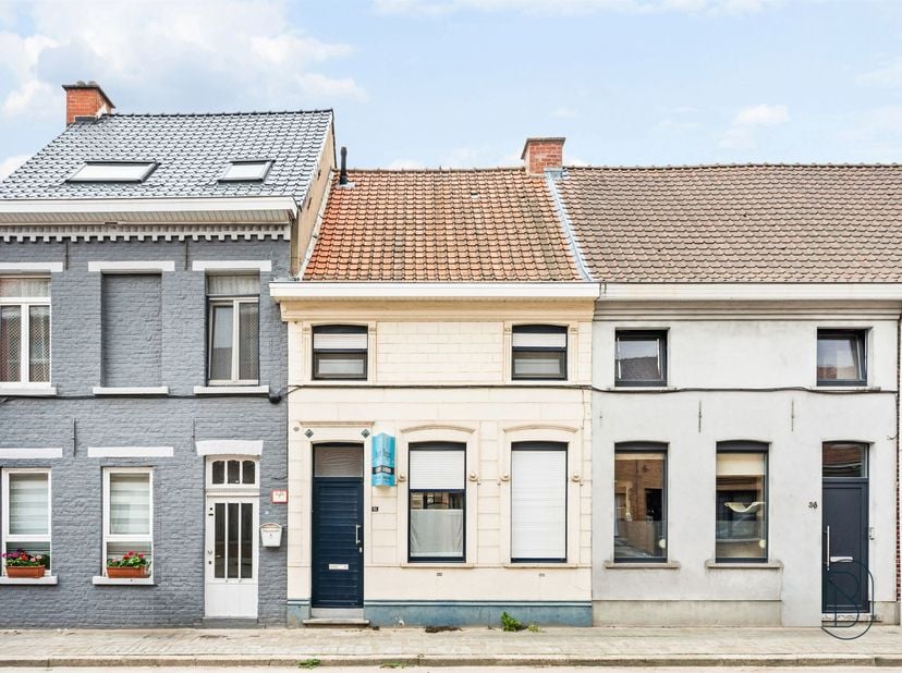WELKOM IN DIT CHARMANTE HUIS IN RONSE<br />
<br />
Ontdek dit aantrekkelijk woonhuis gelegen in het hart van Ronse, een perfecte keuze voor wie op z